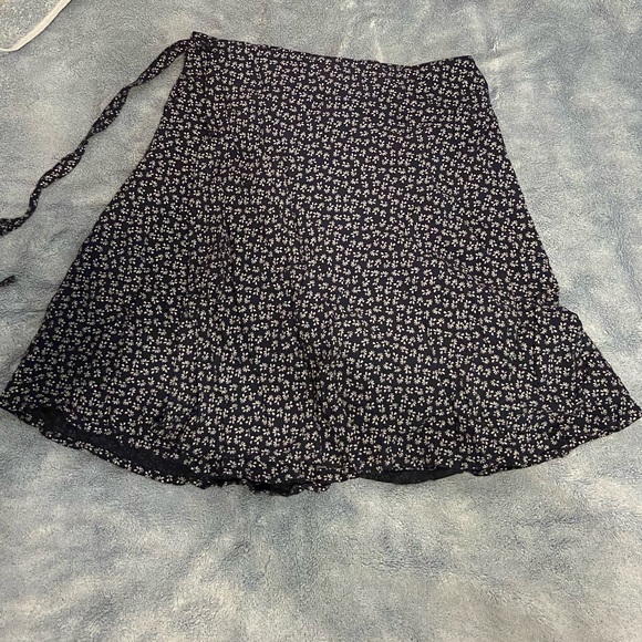 Brandy Melville genevive wrap skirt - Picture 2 of 6